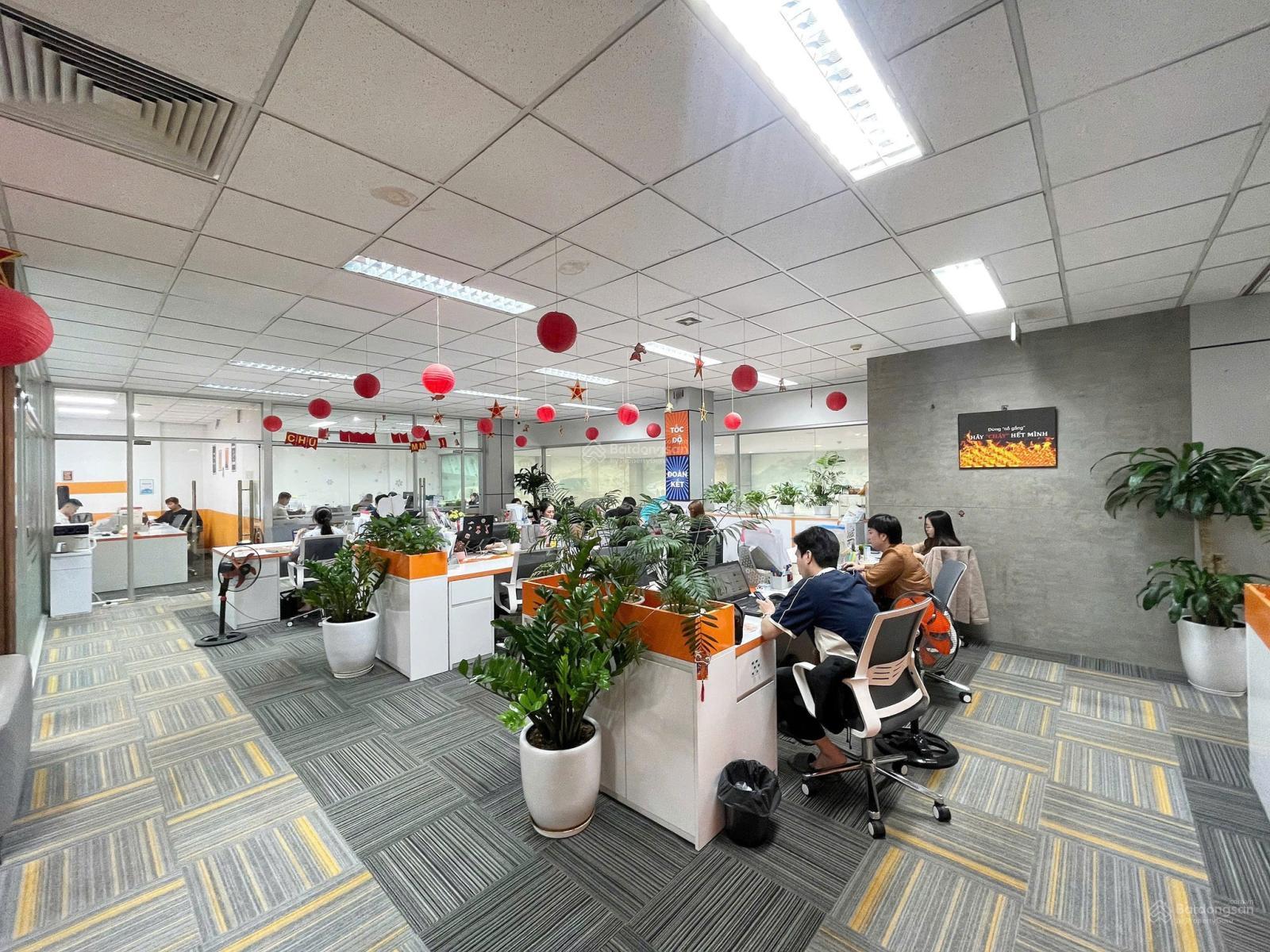 cho-thue-van-phong-duy-tan-300m2-gia-180km2-2